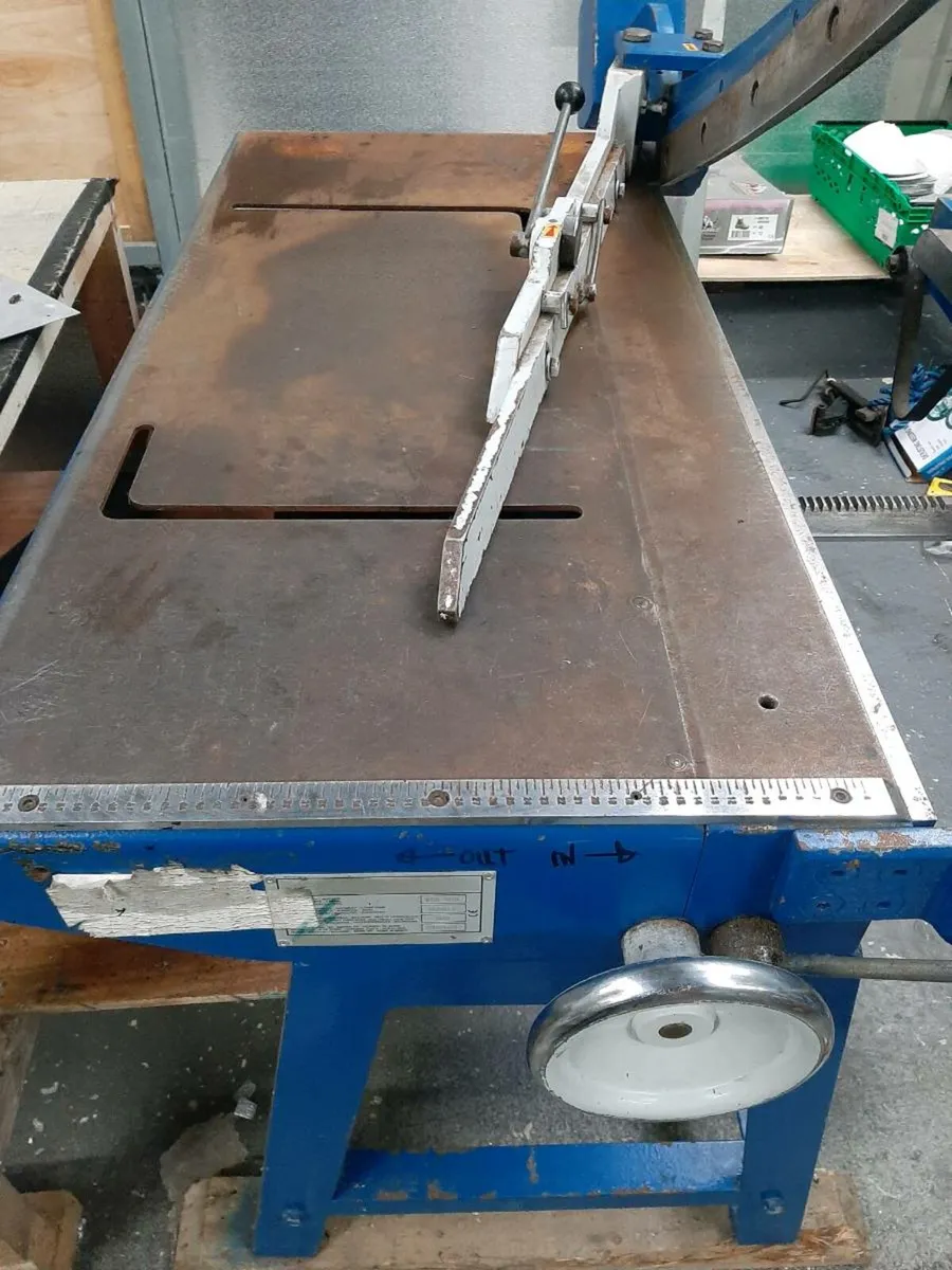 Sheet metal guillotine - Image 1