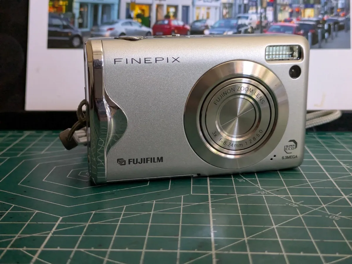 Fujifilm Finepix F20 SuperCCD camera +2GB XD card - Image 1