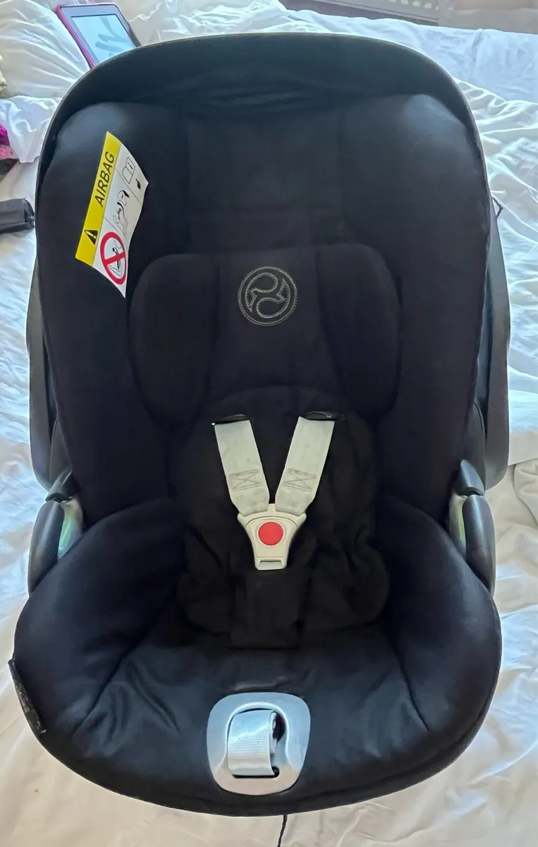 Cybex cloud T car seat and isofix base - Image 1
