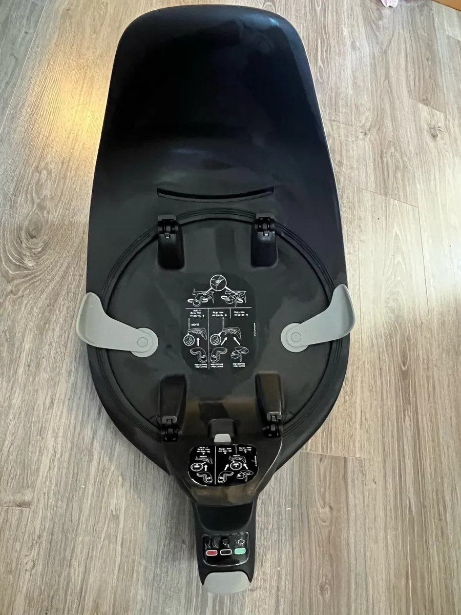 Cybex cloud T car seat and isofix base - Image 4