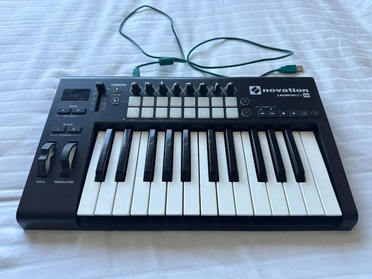 Novation Launchkey 25 midi keyboard - Image 1