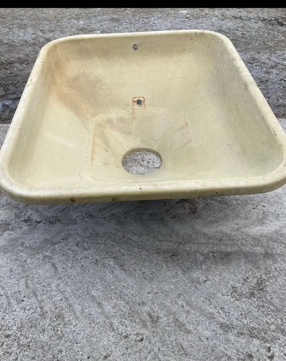 Abbey fertilizer hopper - Image 1