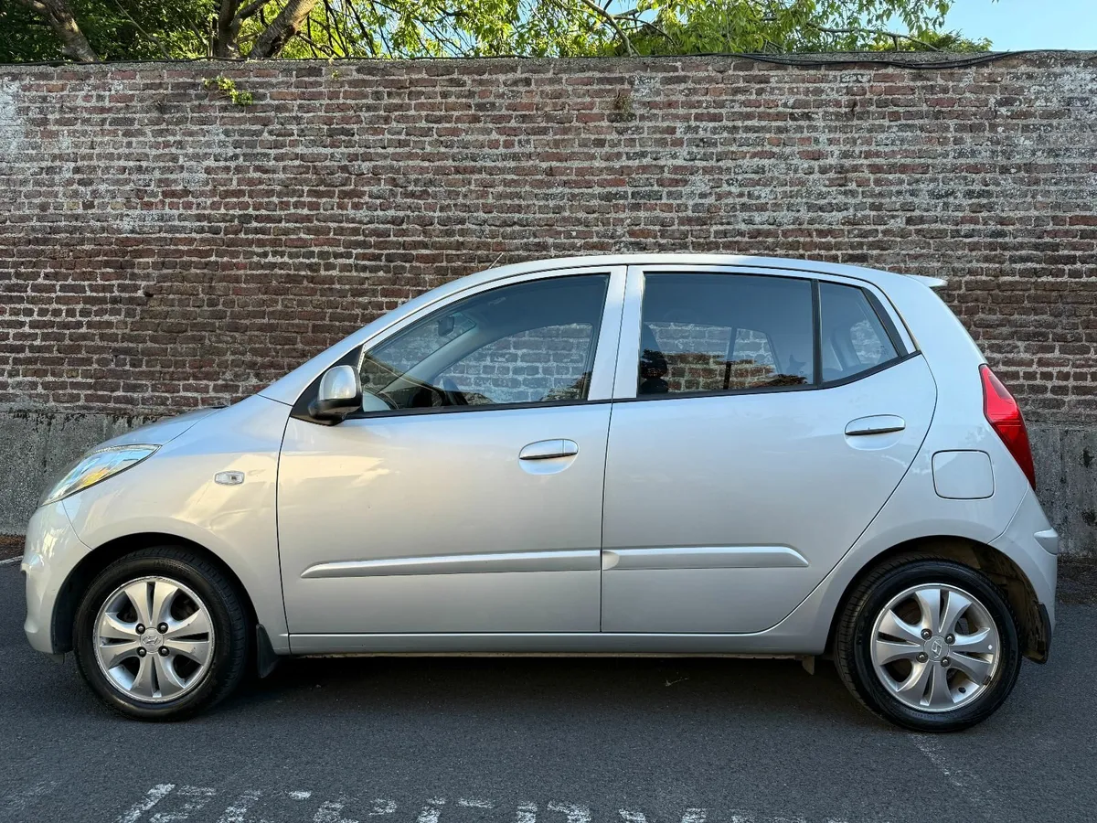 Stunning 2013 Hyundai i10 Deluxe Plus 4Dr 1.1 ltr - Image 2