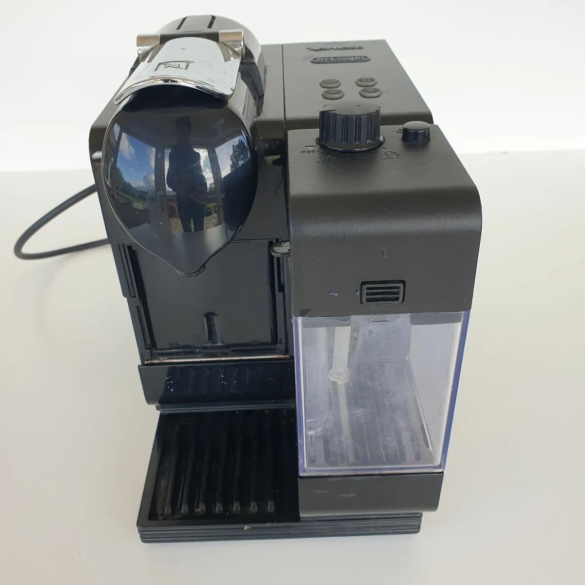 Delonghi Nespresso coffee machine working - Image 1