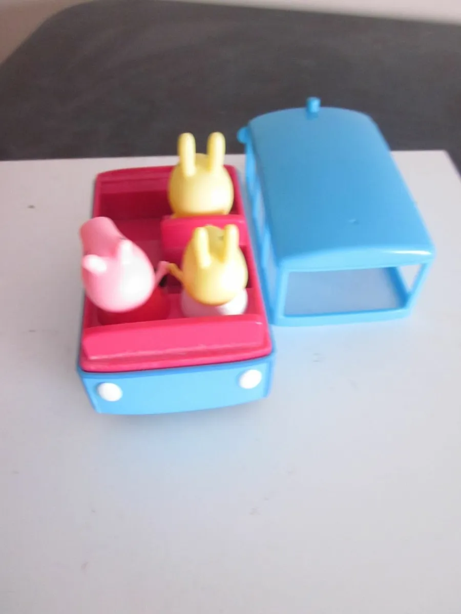 Peppa Pig School Bus with 4 Extra Figures - Image 4