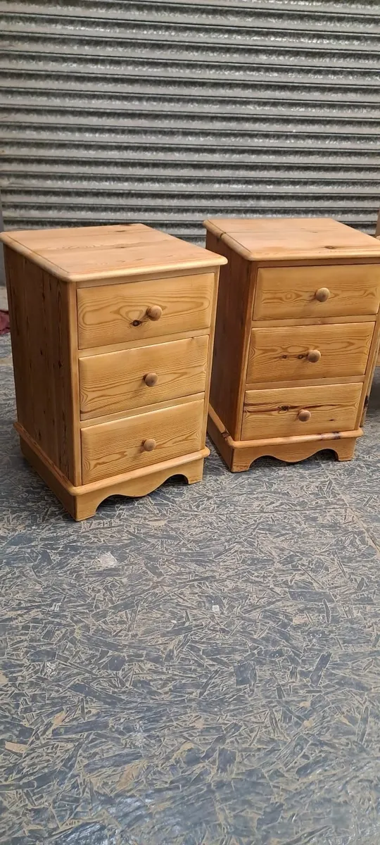 Pair vintage pitch pine bedside lockers - Image 2