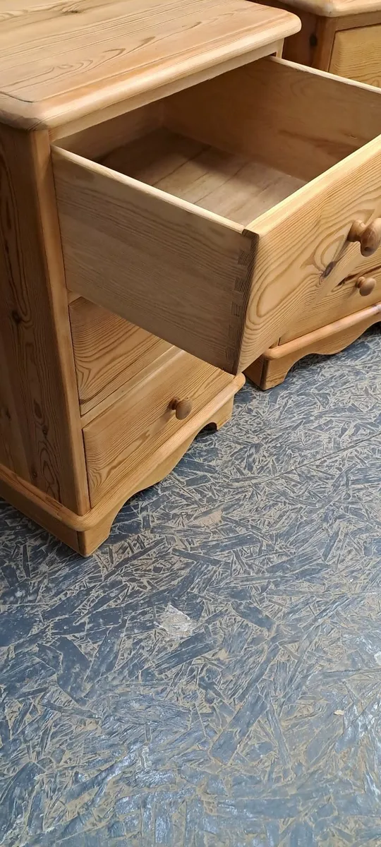 Pair vintage pitch pine bedside lockers - Image 4