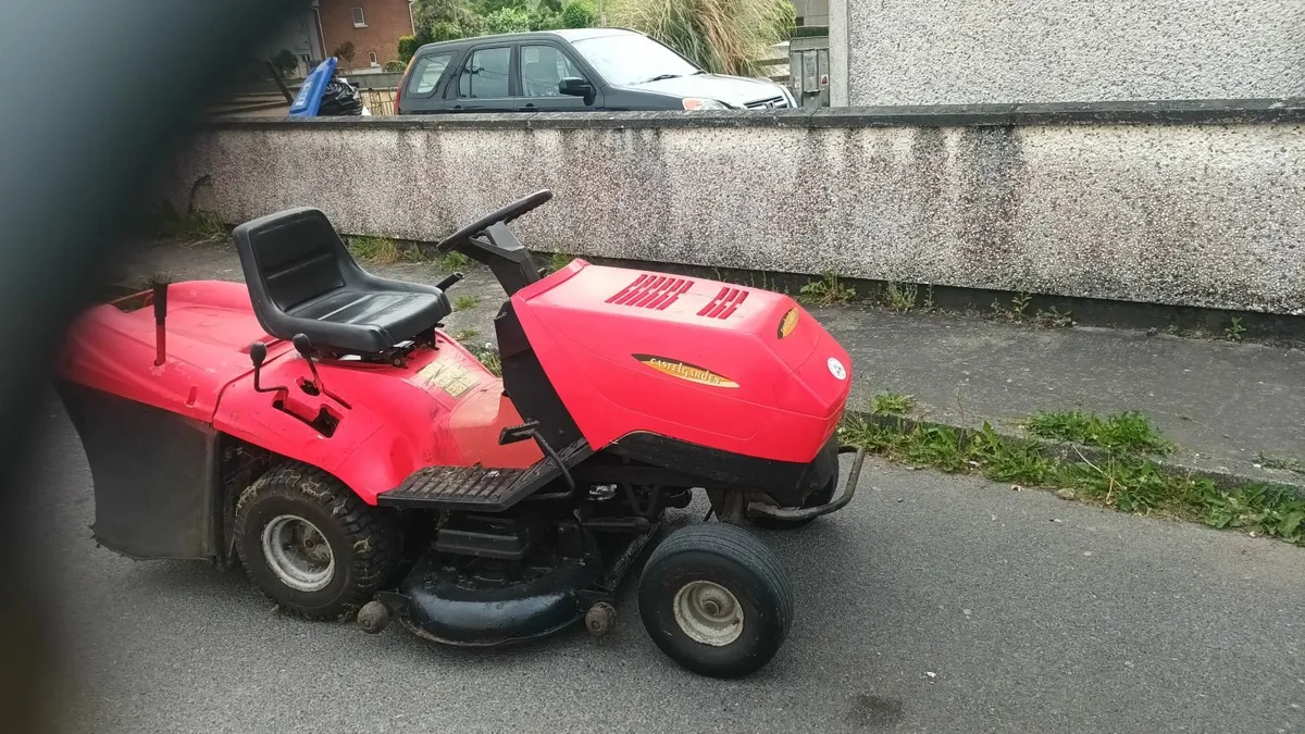 Ride on lawnmower - Image 1