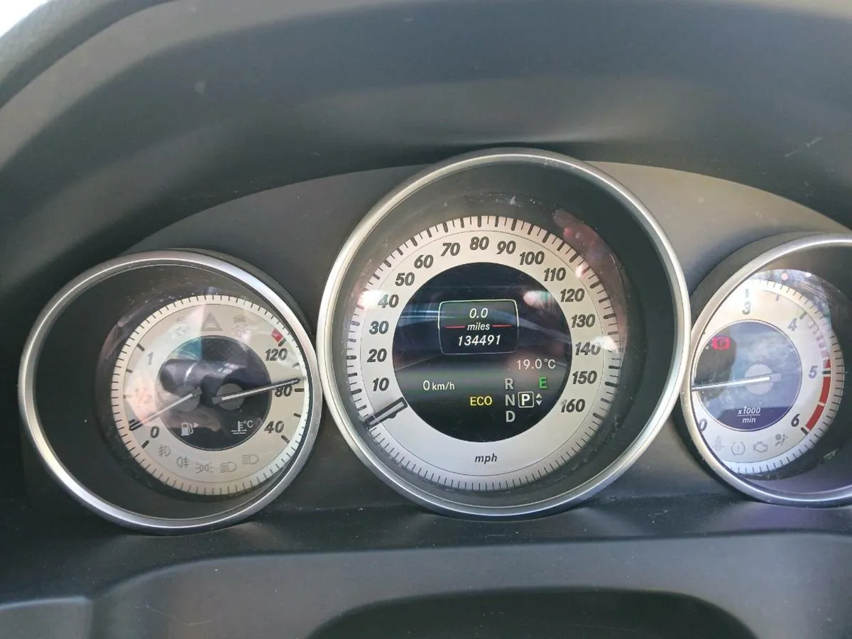 Mercedes 220d - Image 4