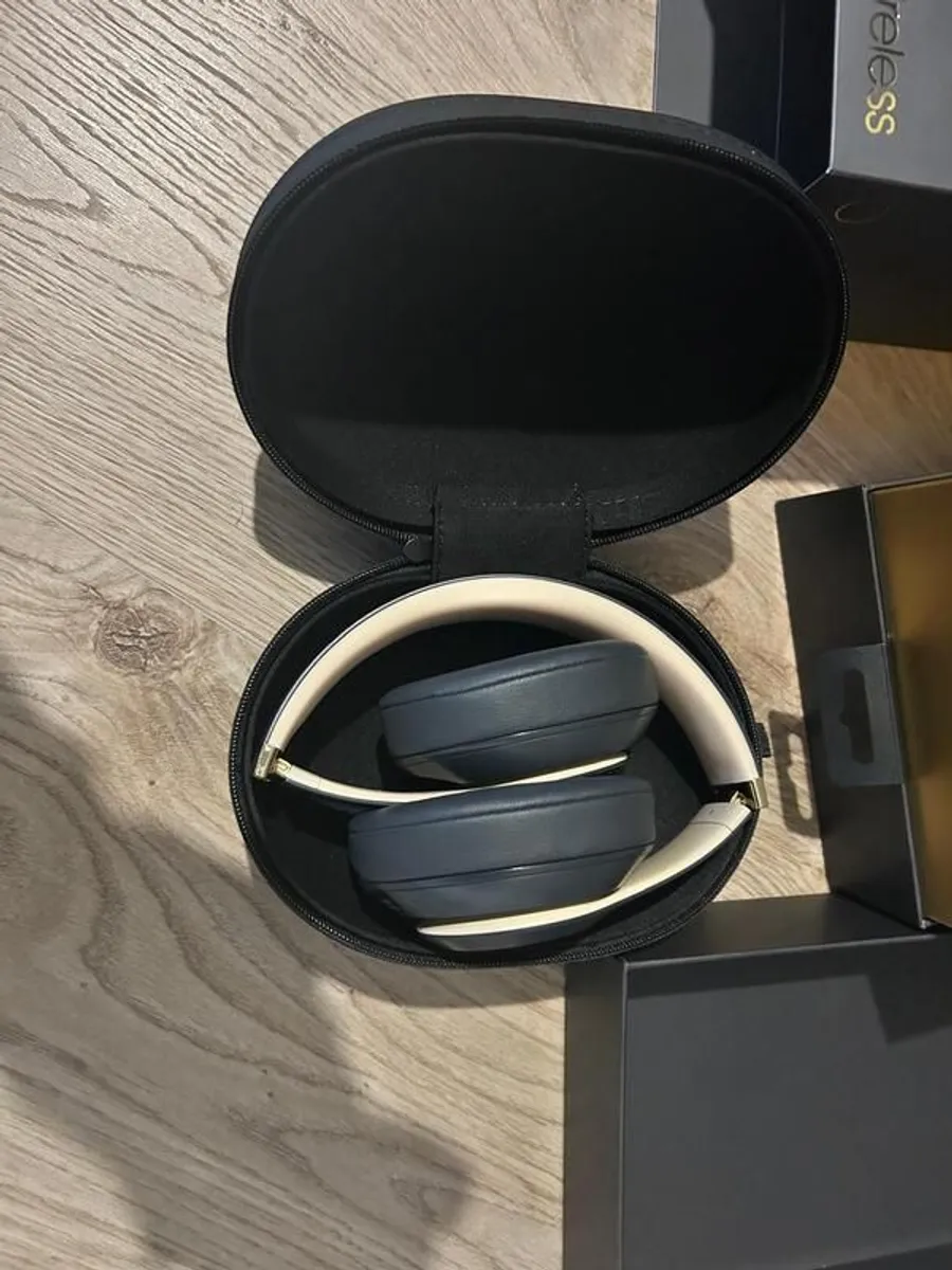 ( ONLY ONE LEFT) new beatsBeats Studio3 Wireless Shadow Grey ( ONLY ONE LEFT) - Image 4
