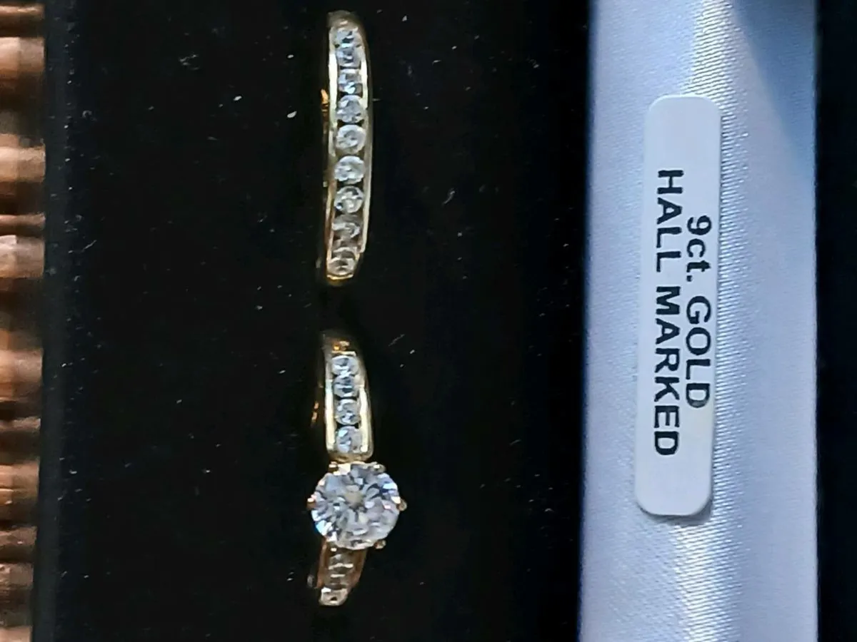 9 ct Engagement & Wedding band - Image 1