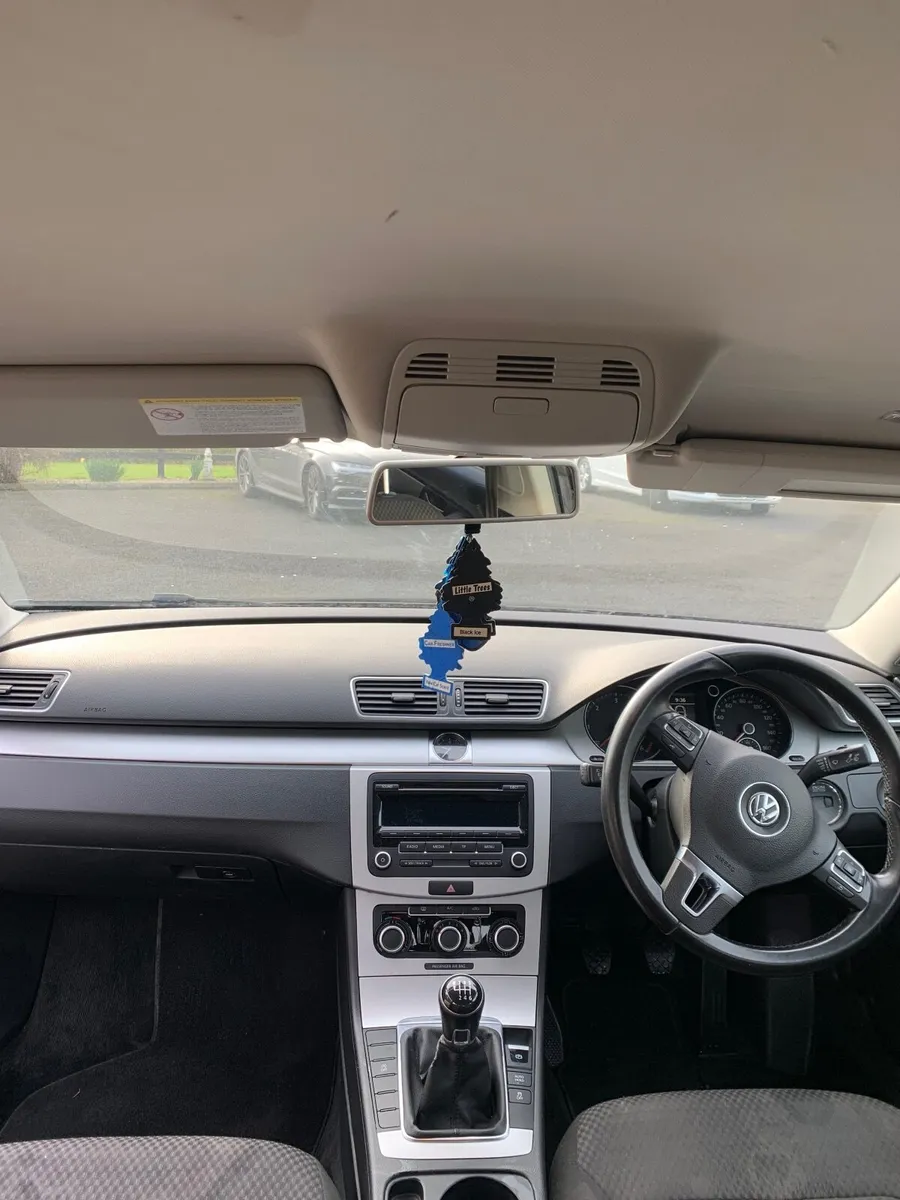 Volkswagen Passat 2014 - Image 2