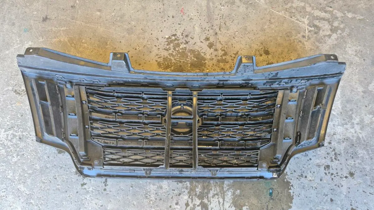 Front grill Nissan Nv400 - Image 3