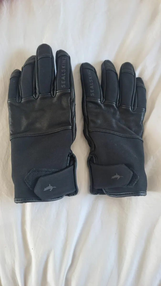 Waterproof gloves - Image 1