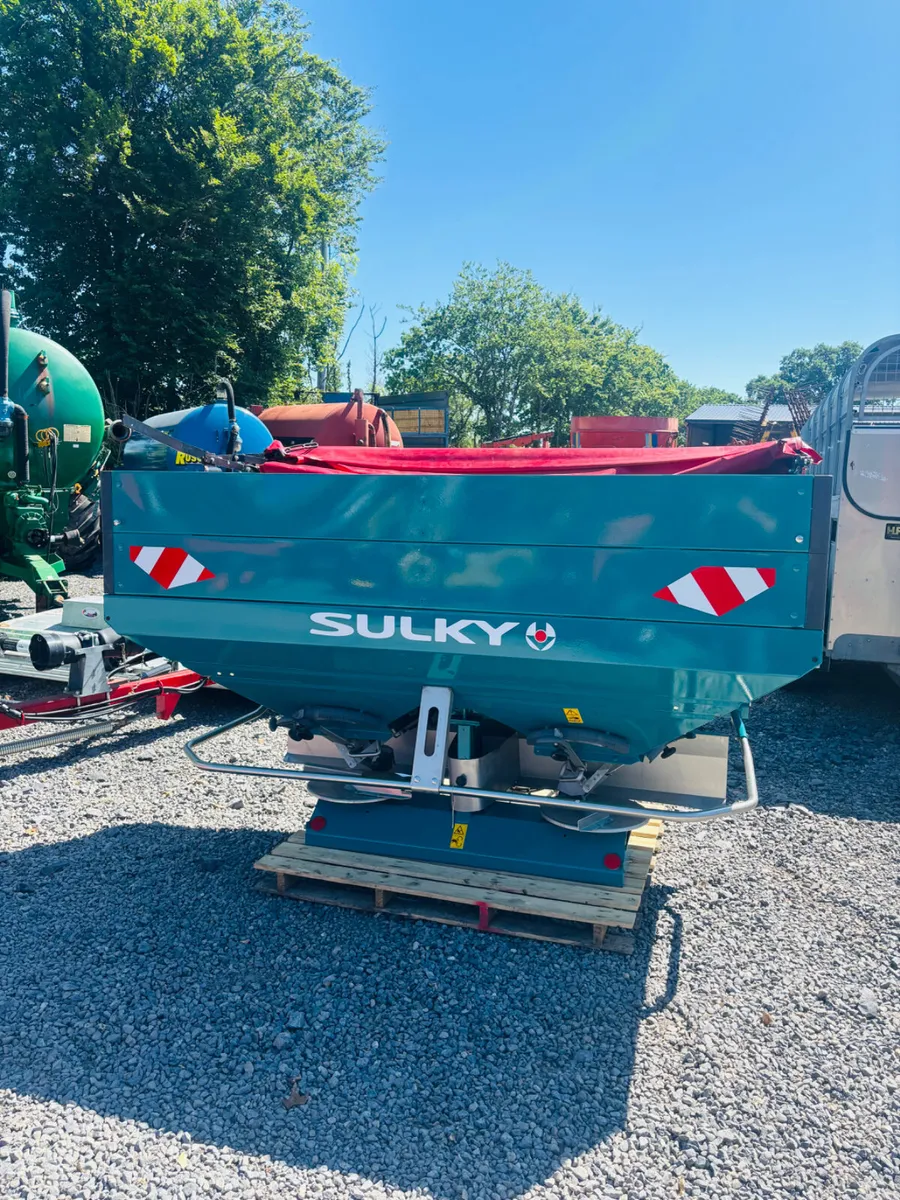 Sulky fertiliser spreader - Image 1