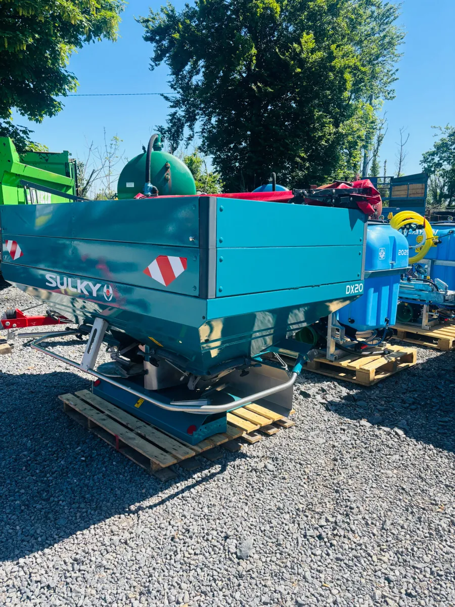 Sulky fertiliser spreader - Image 3