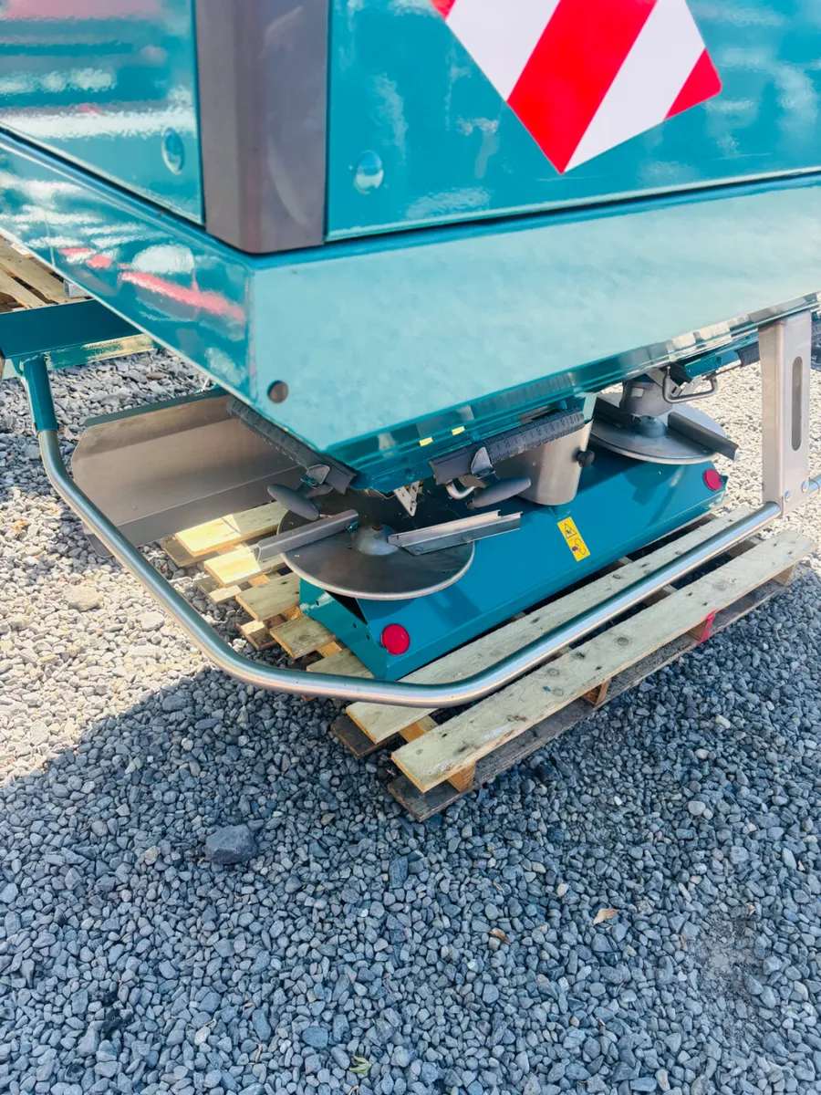 Sulky fertiliser spreader - Image 4