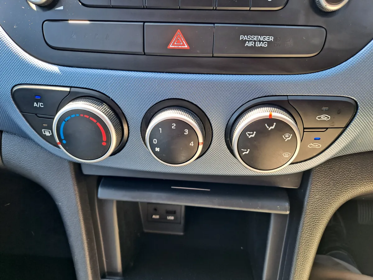Hyundai i10 DELUXE 4DR - Image 4