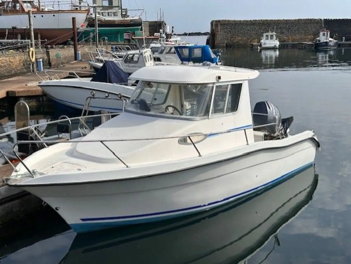 Boat , Small Cabin Cruiser - Image 1