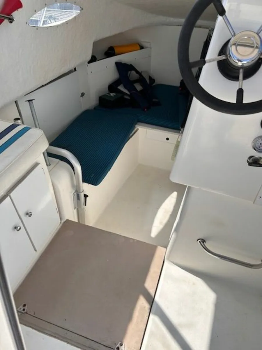 Boat , Small Cabin Cruiser - Image 4