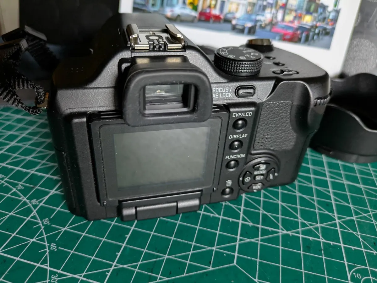 Leica V-Lux 1 10MP Kodak CCD digital camera - Image 3