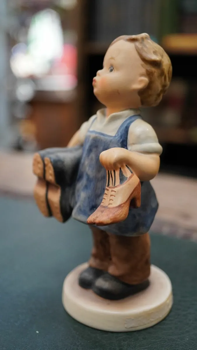 Goebel Hummel Figurine - Little Shoemaker - Image 3