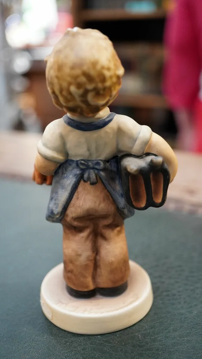Goebel Hummel Figurine - Little Shoemaker - Image 4