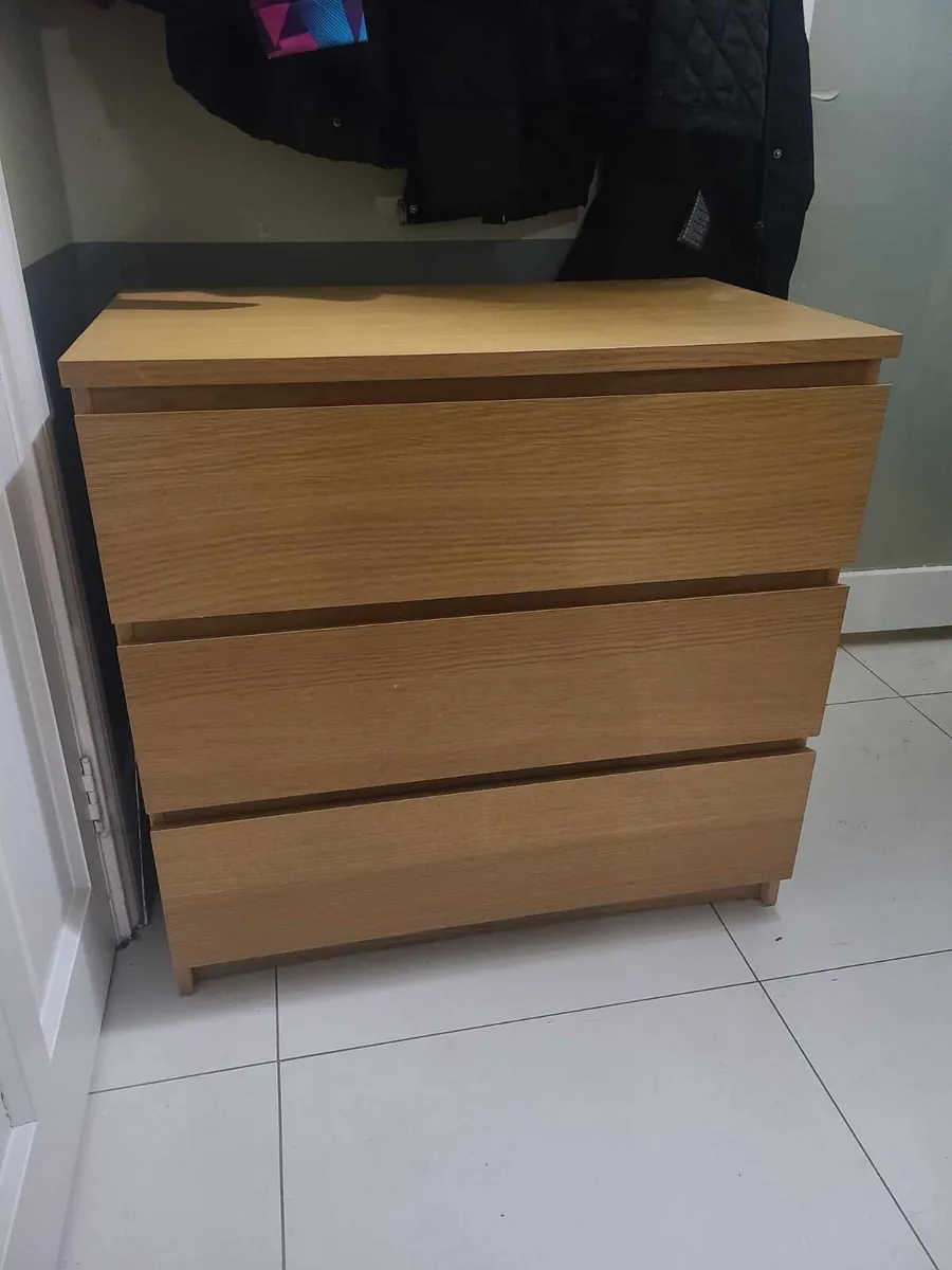 Chest of drawers