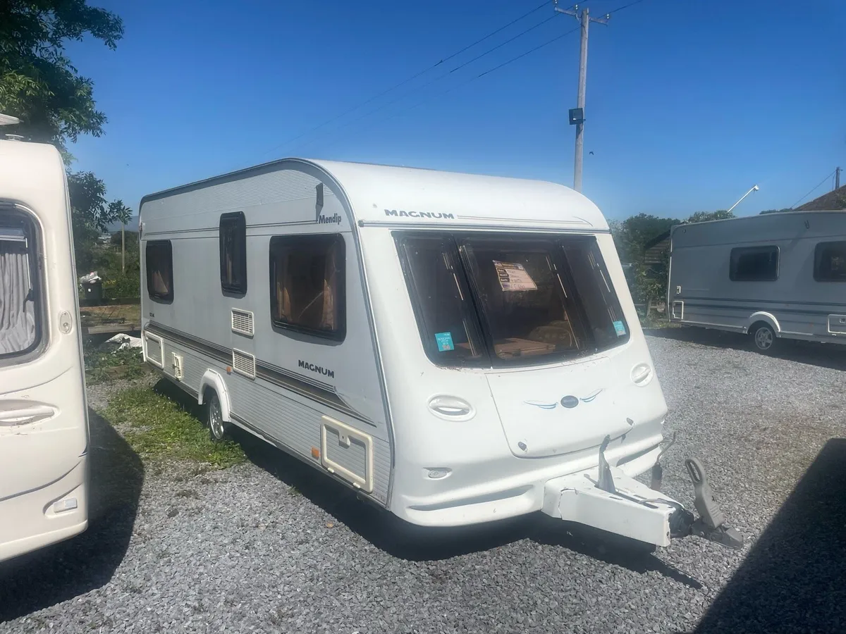 Fixed bed caravan - Image 1