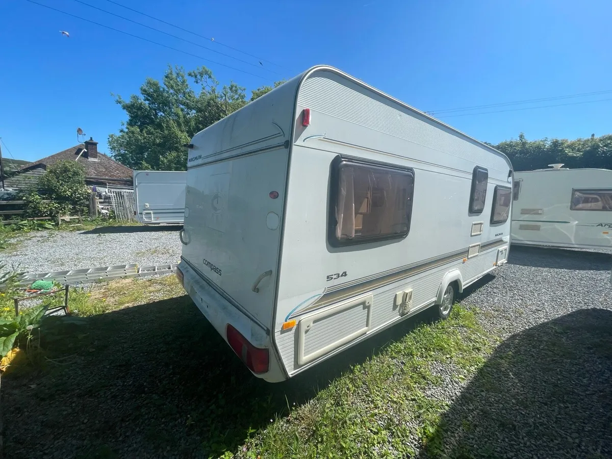 Fixed bed caravan - Image 4