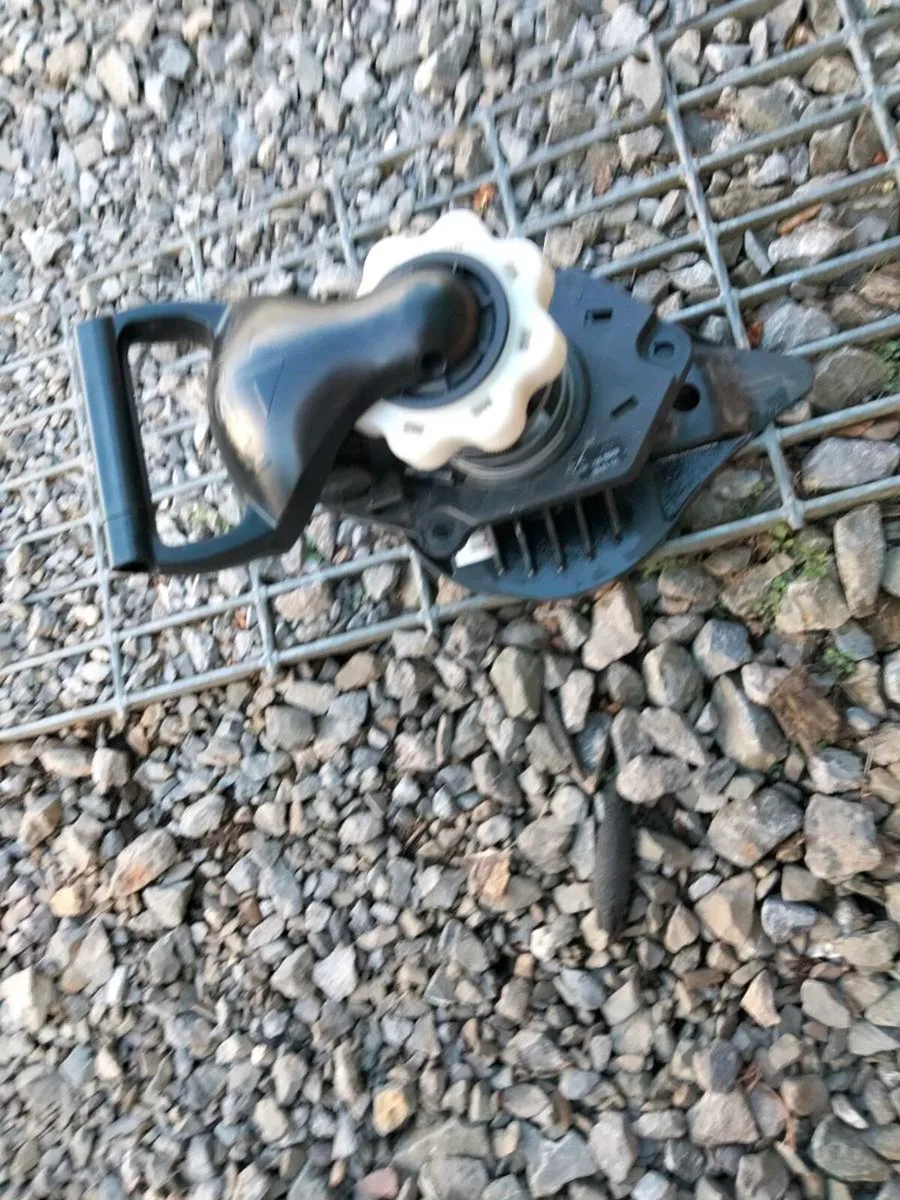 Renault Clio spare wheel holder - Image 3