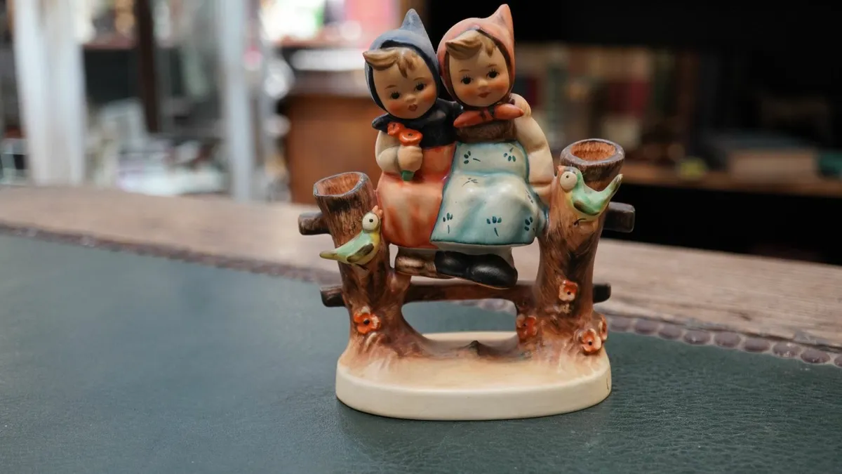 Goebel Hummel Figurine - Coquettes - Image 1