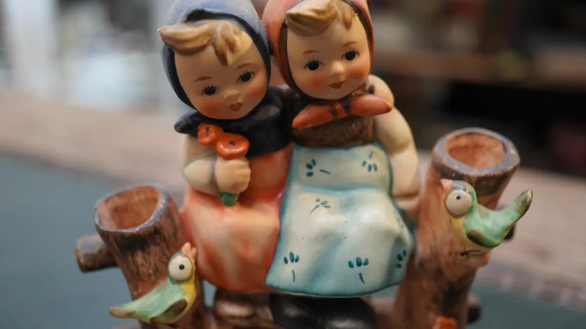 Goebel Hummel Figurine - Coquettes - Image 4