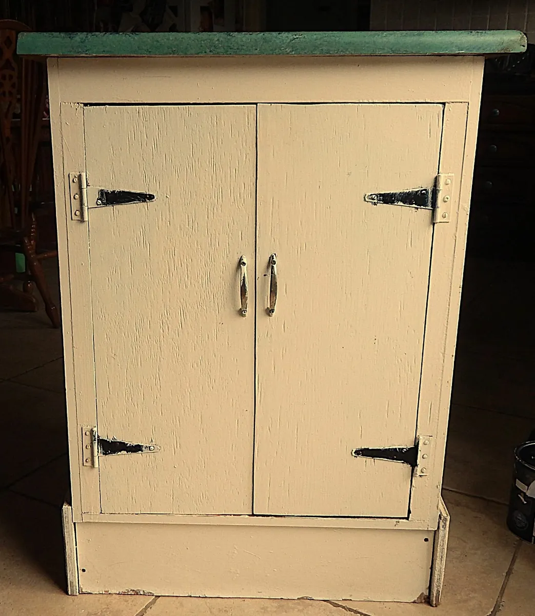 Vintage Traditional Farmhouse Cupboard - Image 2