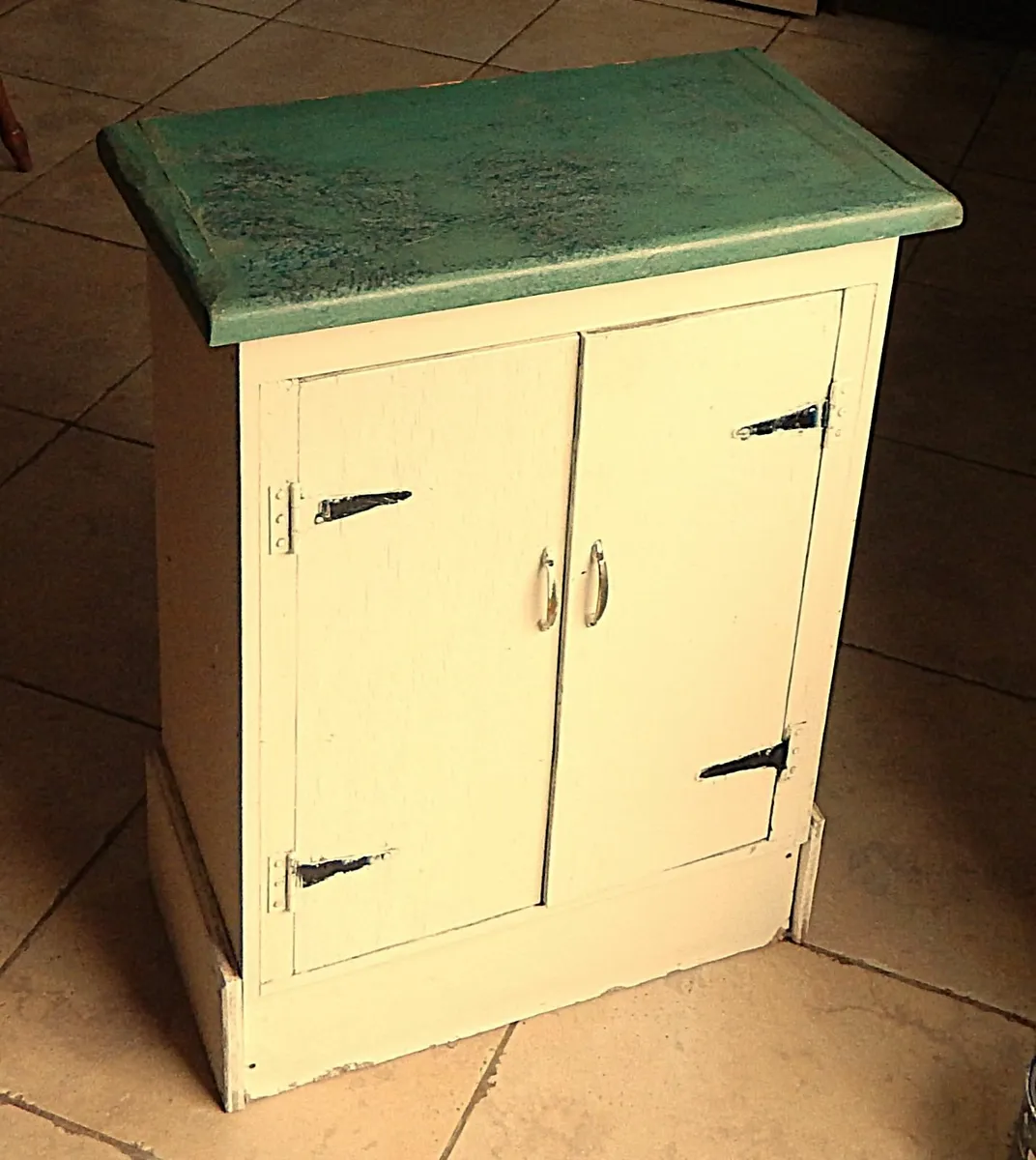 Vintage Traditional Farmhouse Cupboard - Image 3