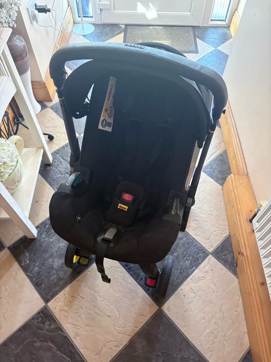 Doona Car Seat Buggy & Isofix Base - Image 1