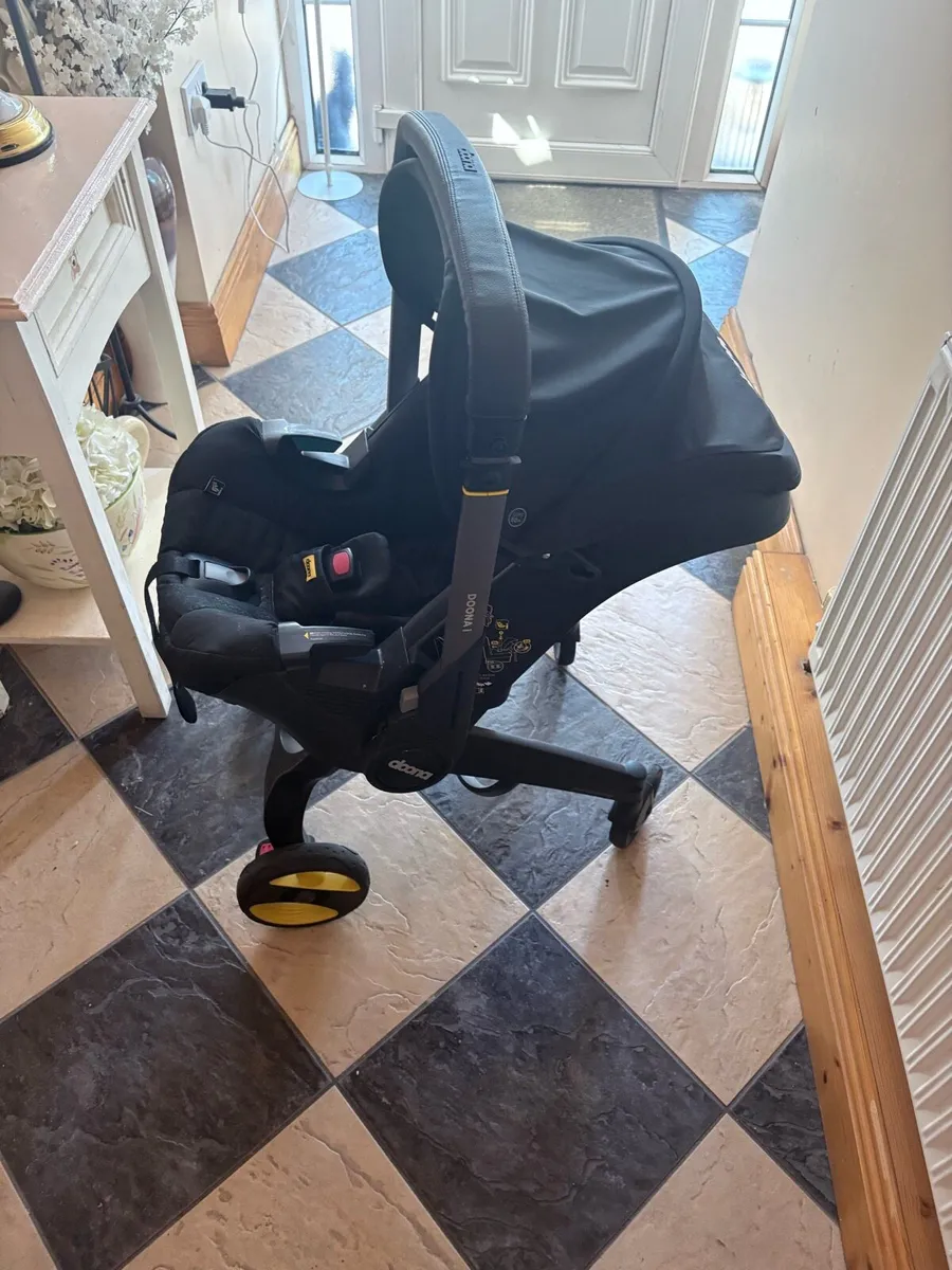 Doona Car Seat Buggy & Isofix Base - Image 2