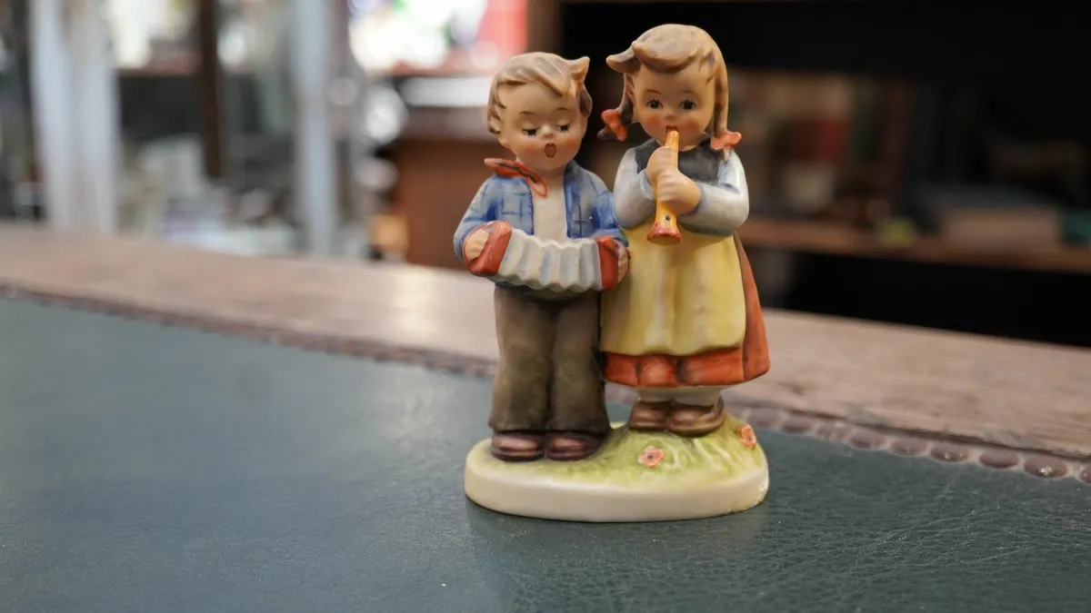 Goebel Hummel Figurine - My Serenade - Image 1