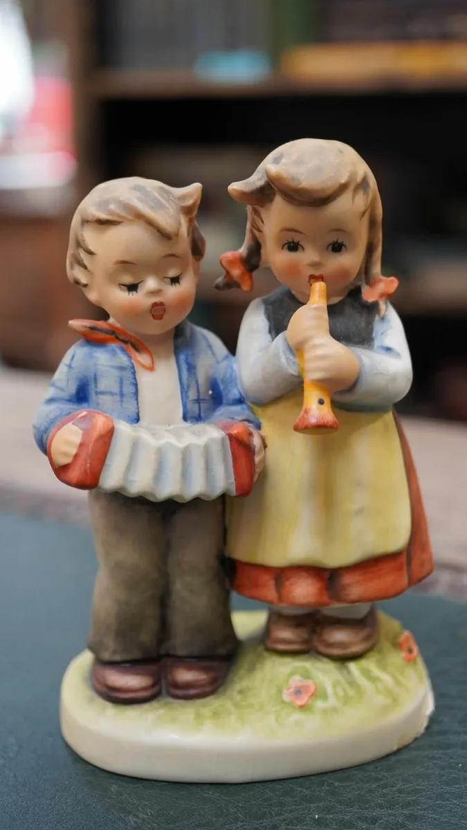 Goebel Hummel Figurine - My Serenade - Image 2