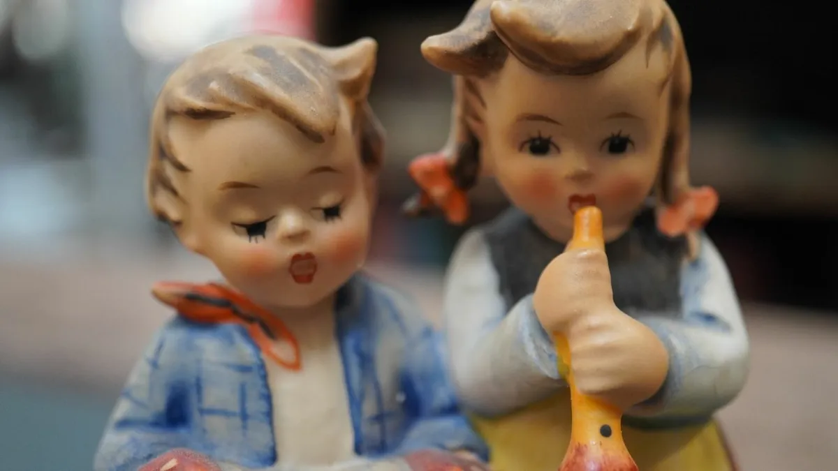 Goebel Hummel Figurine - My Serenade - Image 4