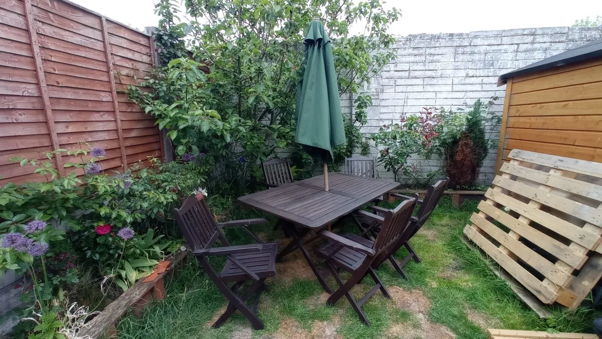 Garden table and chairs - Image 1