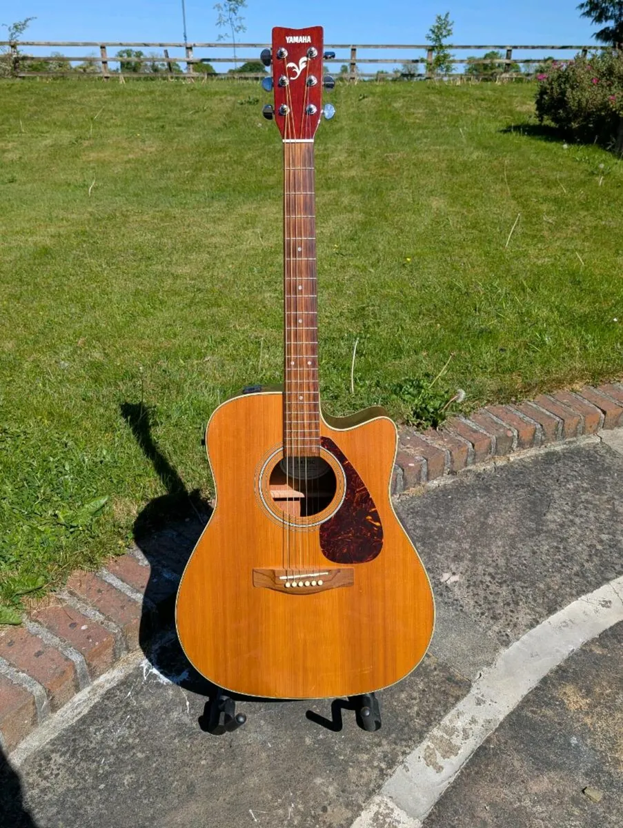 Yamaha FX370C Eletro-Acoustic Guitar and Hard Case - Image 1