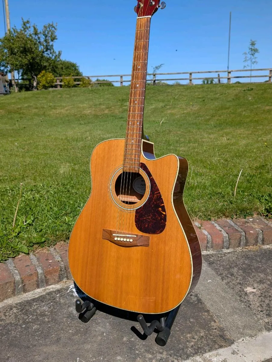 Yamaha FX370C Eletro-Acoustic Guitar and Hard Case - Image 2