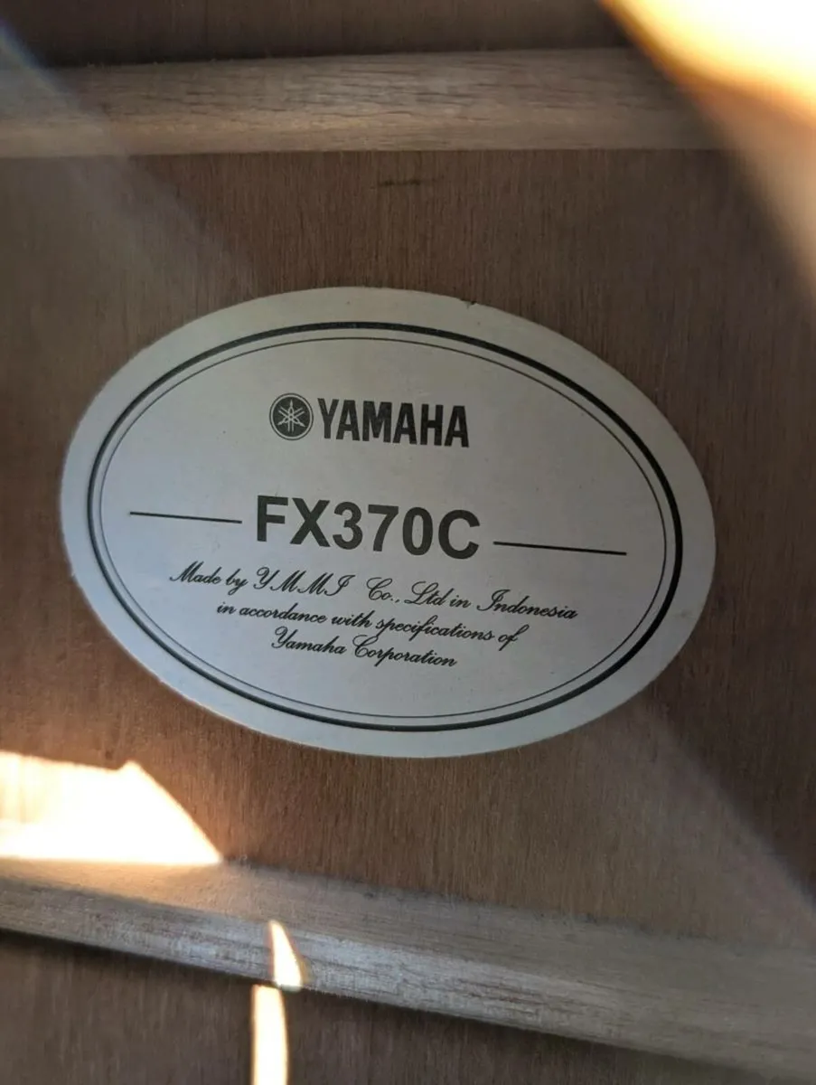 Yamaha FX370C Eletro-Acoustic Guitar and Hard Case - Image 3