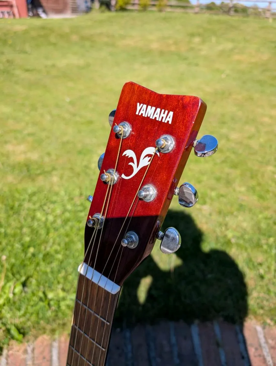 Yamaha FX370C Eletro-Acoustic Guitar and Hard Case - Image 4