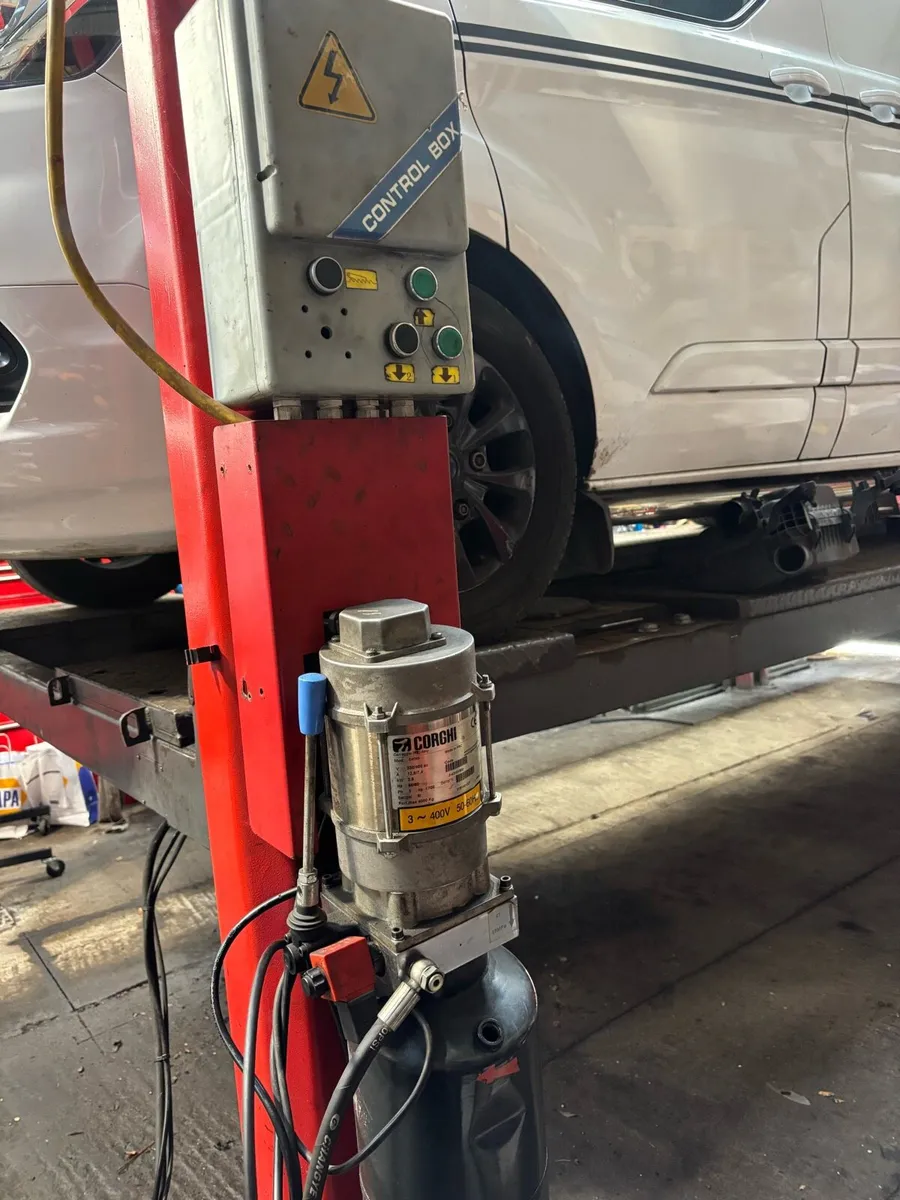 4 post car lift - Image 2