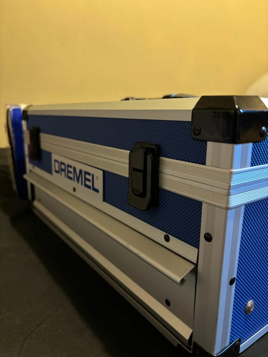 Dremel 8240 Cordless Multi Cutter + Workstation - Image 1
