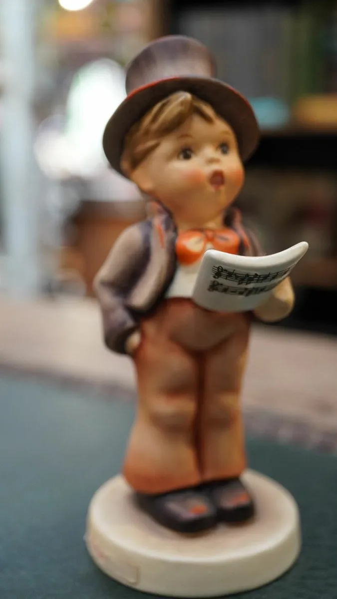 Goebel Hummel Figurine - Street Singer - Image 2