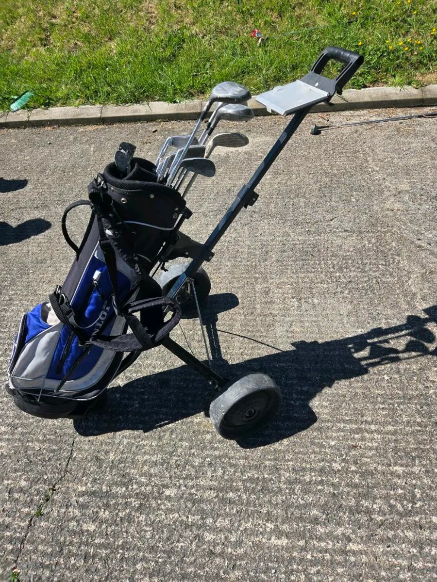 Golf clubs trolley and bag. - Image 1