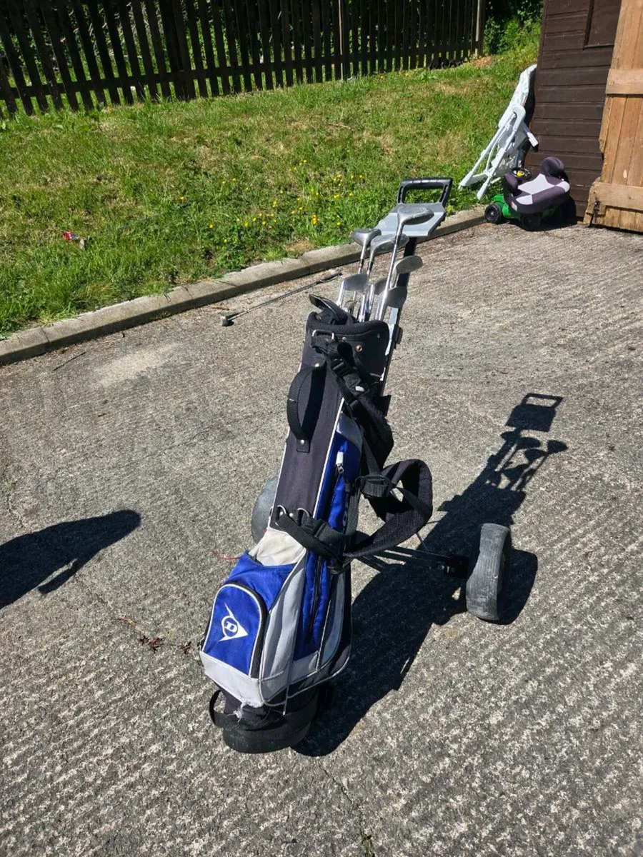 Golf clubs trolley and bag. - Image 2